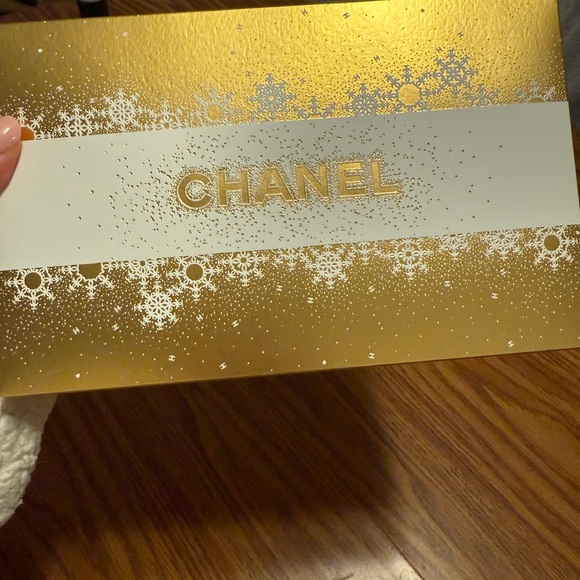 Chanel Cream Textured Pouch with Gold Logo - Picture 5 of 5